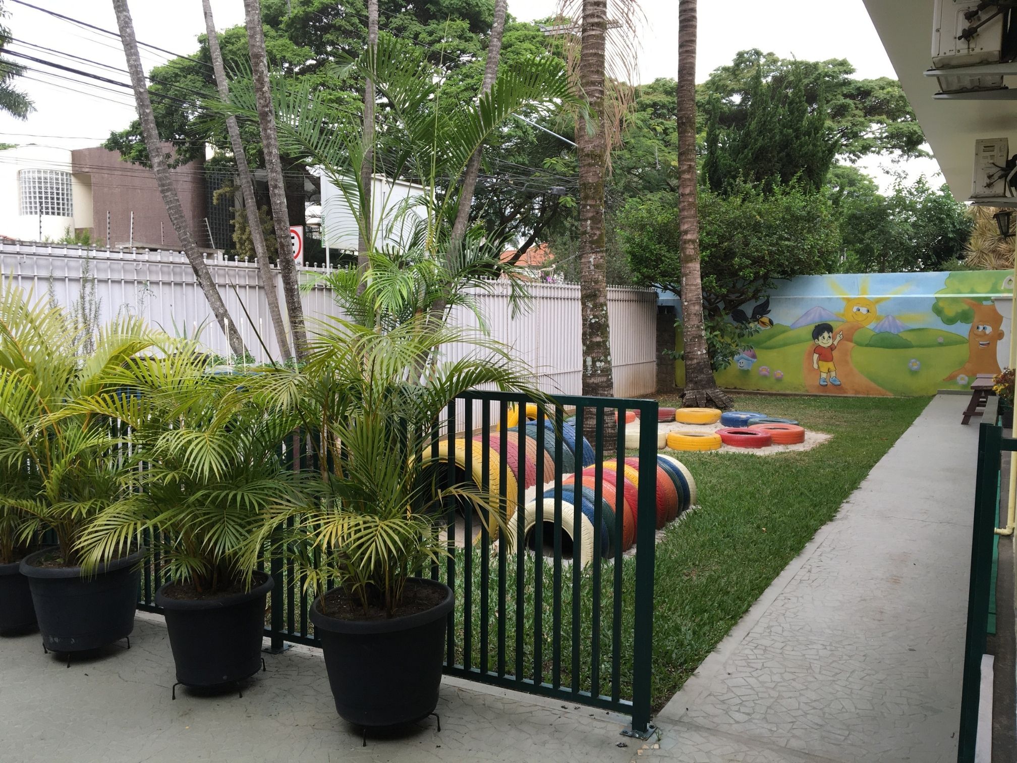 Parquinho no jardim gramado, tanque de areia e horta