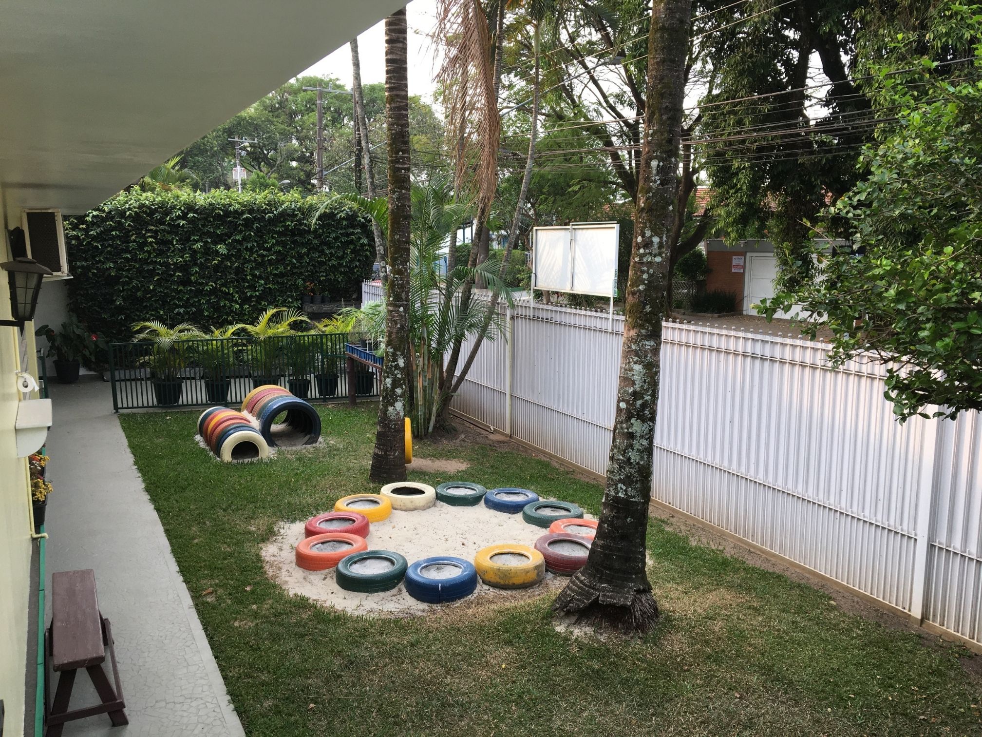 Parquinho no jardim gramado, tanque de areia e horta