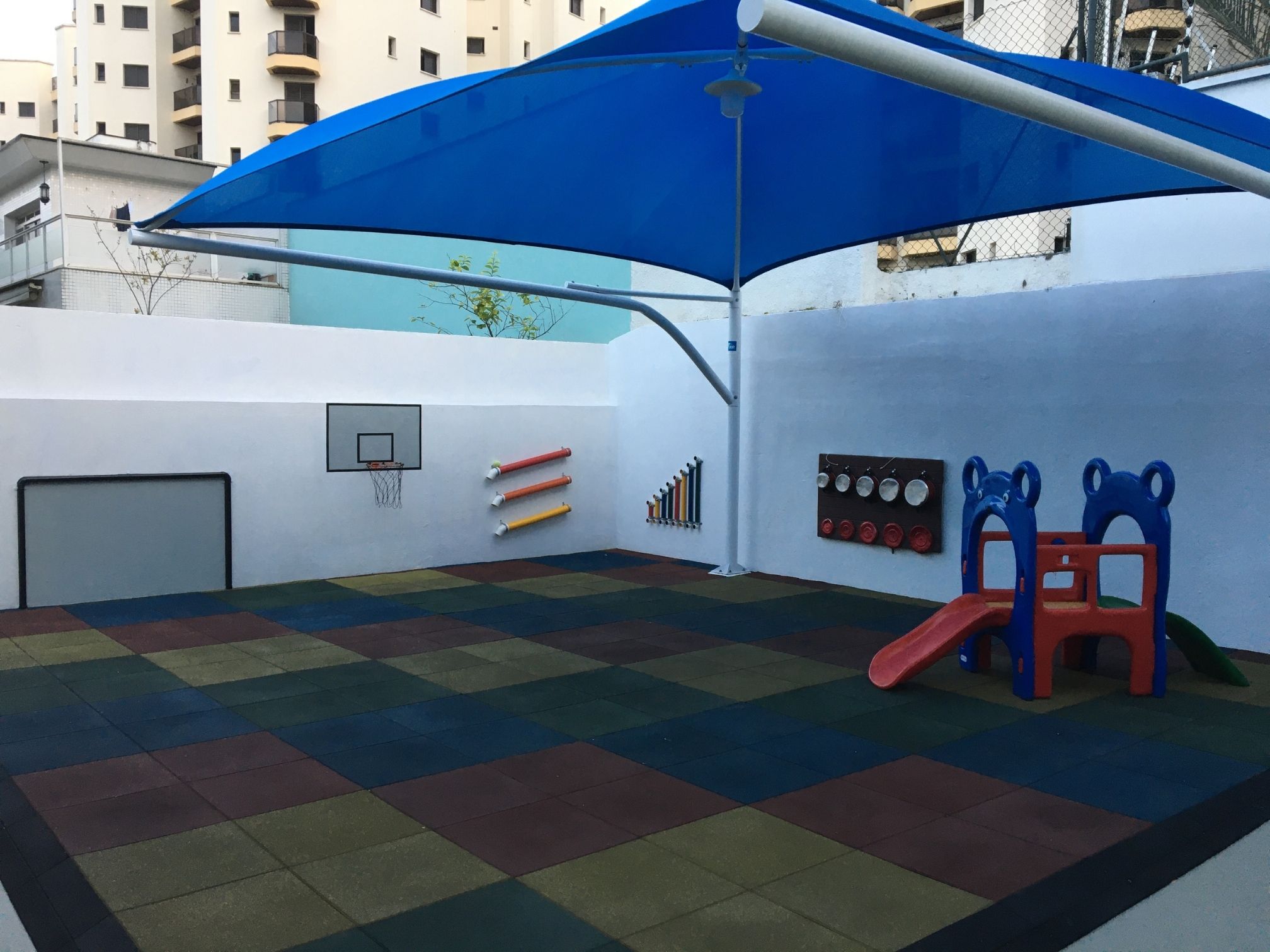 Quadra com piso emborrachado