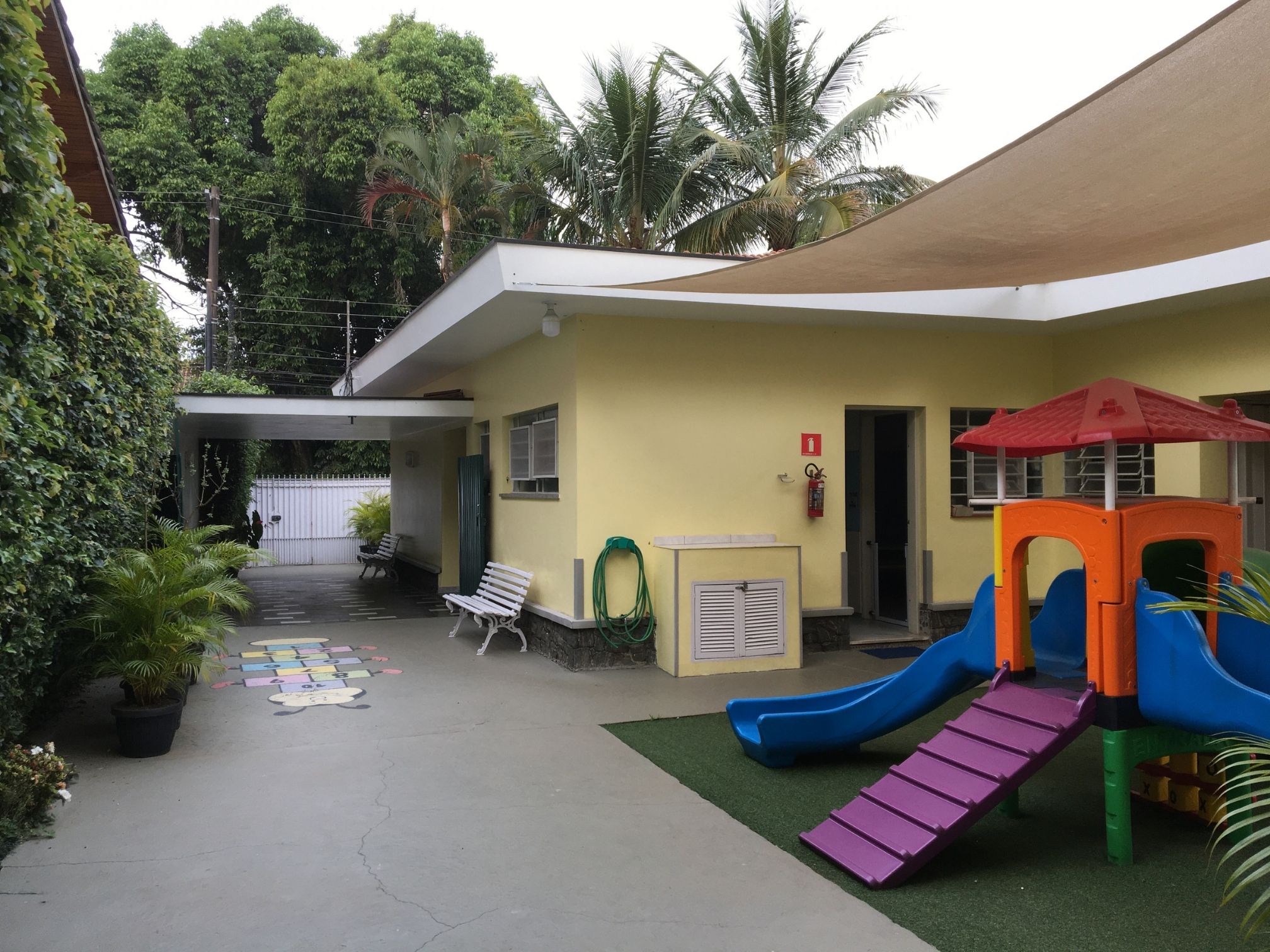 Pátio com brinquedão