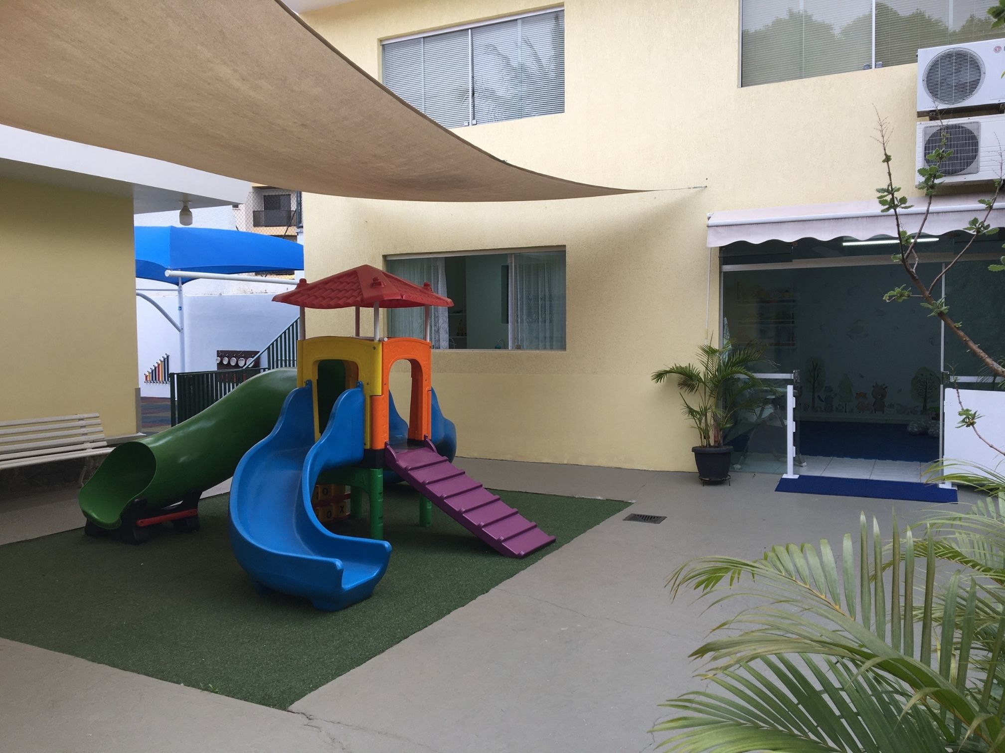 Pátio com brinquedão